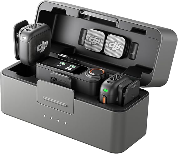 DJI Mic 3 (2 TX + 1 RX + Şarj Kutusu), iPhone/Kamera/Android için Kablosuz Mikrofon, Ultra Hafif, Dengeli Ses için Uyarlanabilir Kazanç Kontrolü, Çift Bantlı Girişim Önleyici, 28 Saat Kullanım, Vlog | IPhone/Kamera/Android için Mini Mikrofon, Ultralight, Adaptif Kazanç Kontrolü, Dual Band Anti-Parazit, 28 h Kullanımı, Vlog